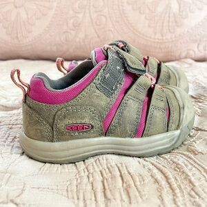 Keen Toddler Girl’s Sandals/Shoes Good Condition size 6